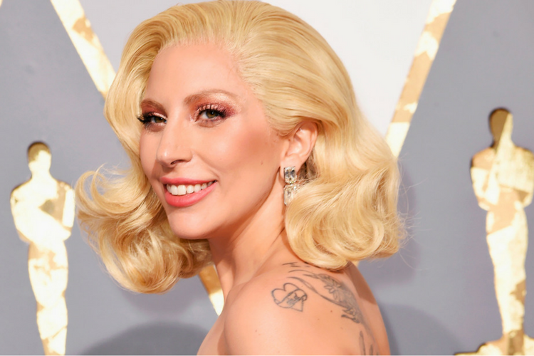 Lady Gaga ayudó a un fotógrafo que se cayó en los Oscar 2023 y se armó la polémica